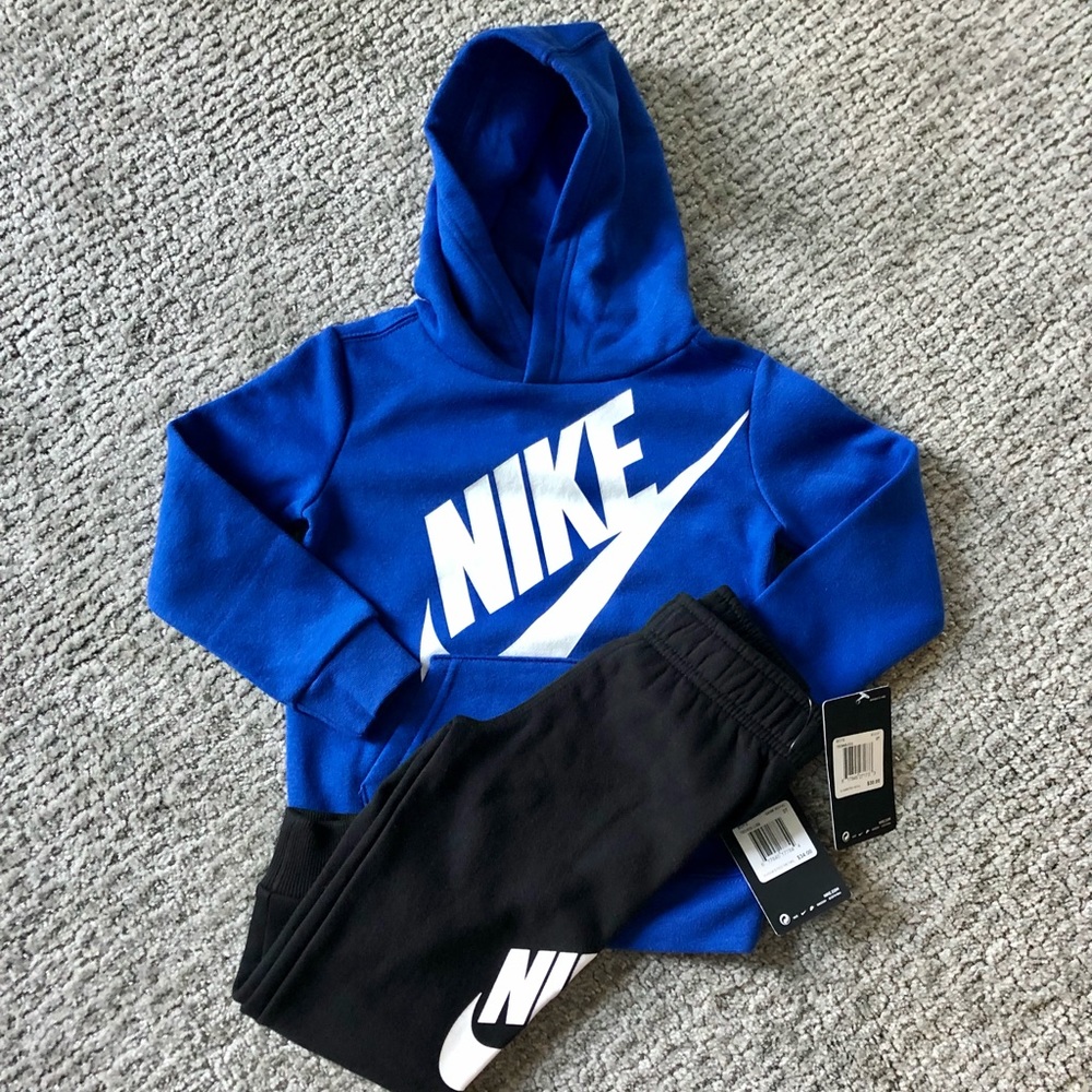 NWT Nike Hoodie and Sweatpants in 3T!